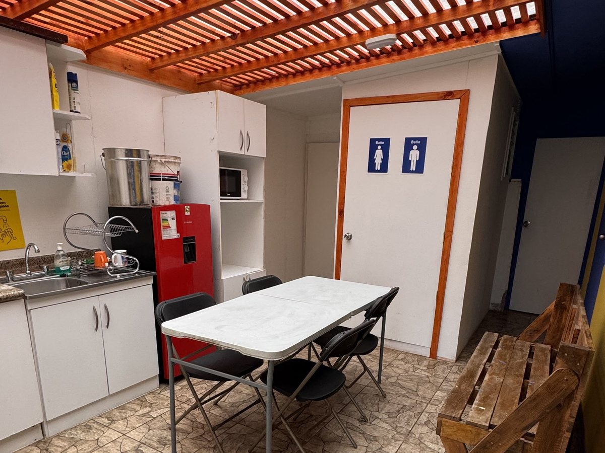 Cocina del jardín con mesón, muebles y mesa de preparación