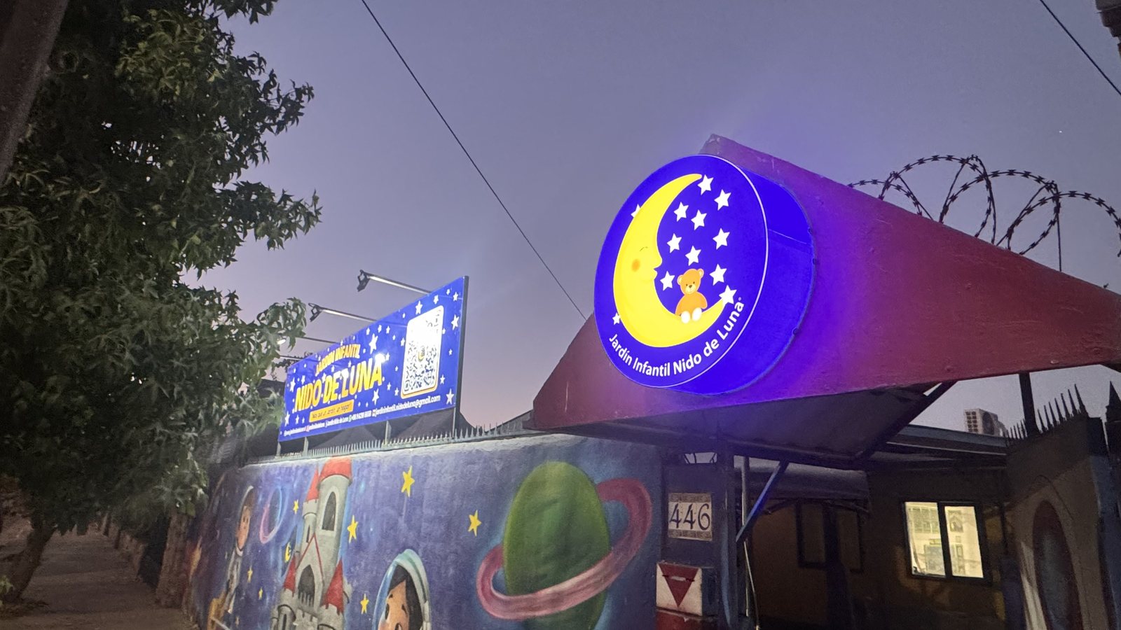 El letrero de la luna encendido de noche sobre la entrada