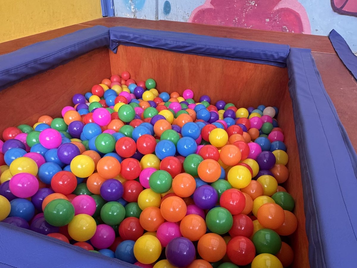 Pozo de pelotas de colores