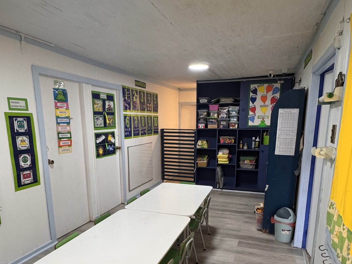 Sala con murales, abecedario y números a la altura de los niños